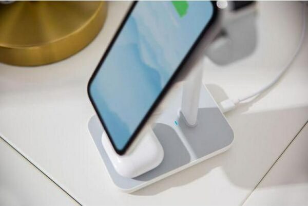 TWELVE SOUTH HiRise 3 Qi Wireless Charging Stand with MagSafe - White - Image 10